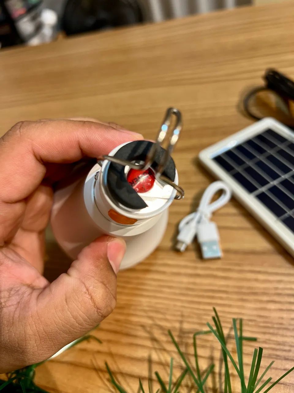 Lâmpada LED Recarregável com Placa Solar - Foto 3
