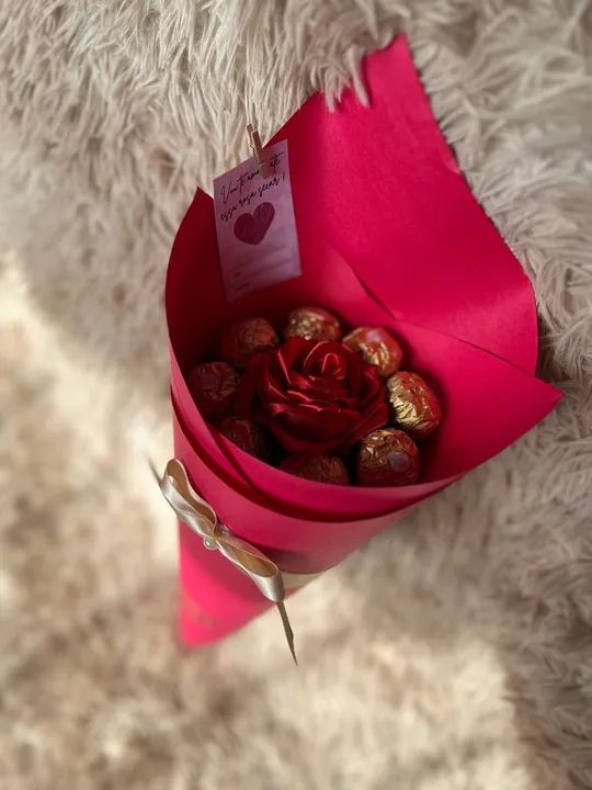 Buquê com rosa única de cetim e ferrero rochedo - Foto 2