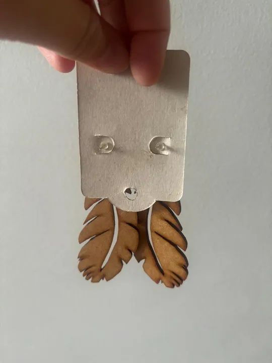 Brincos de penas amarelos em MDF - Foto 3