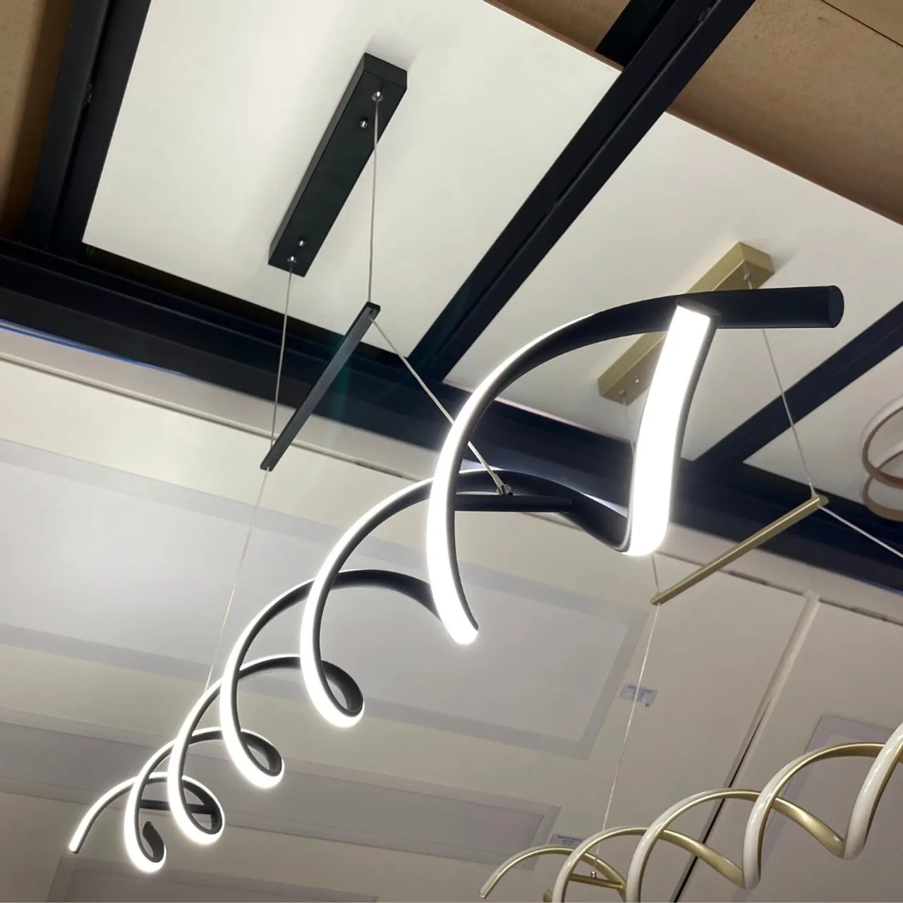 Lustre Espiral LED Moderno - Iluminação Elegante