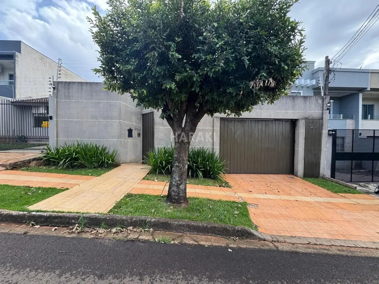 Sobrado para Venda em Maringá, Residencial Moreschi, 3 dormitórios, 2 suítes, 4 banheiros,