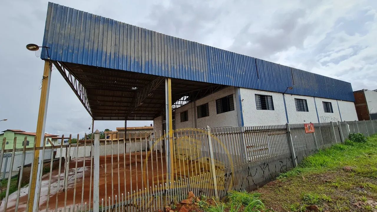 EXCELENTE GALPÃO COM MEZANINO RUA 03 Vicente pires lote 1141m2 c/ 43m de frente para via e