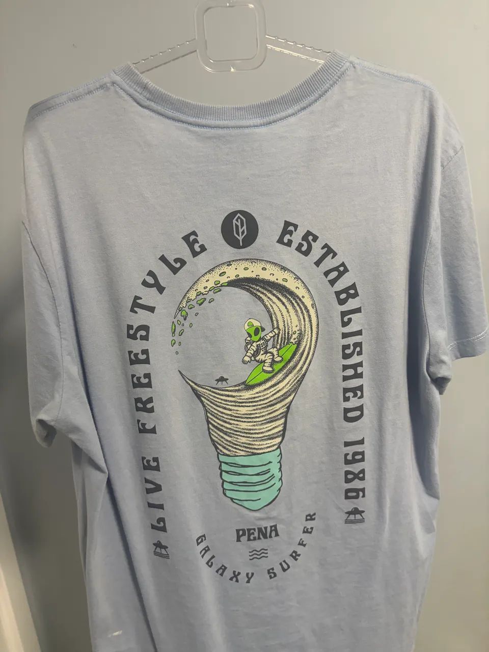 Camiseta pena com estampa atras