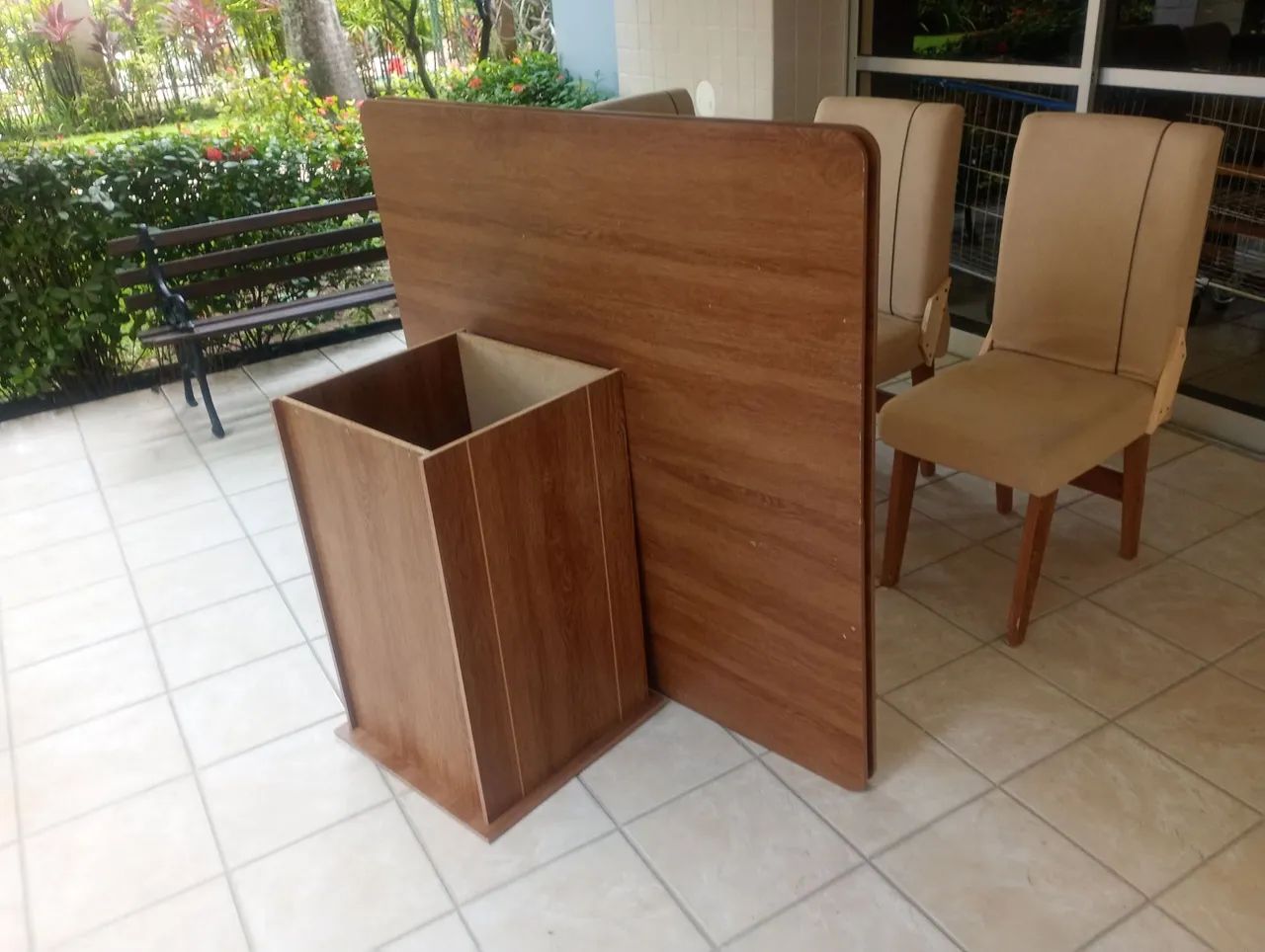 Mesa  de madeira com 4 cadeiras 65573822402690122