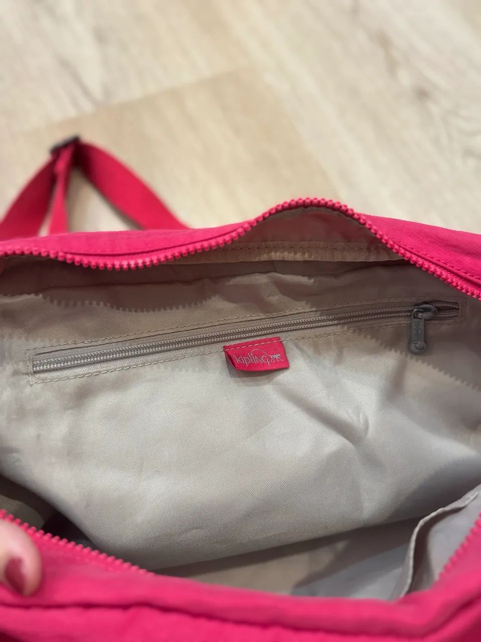 Bolsa de ombro Kipling muito útil  - Foto 2