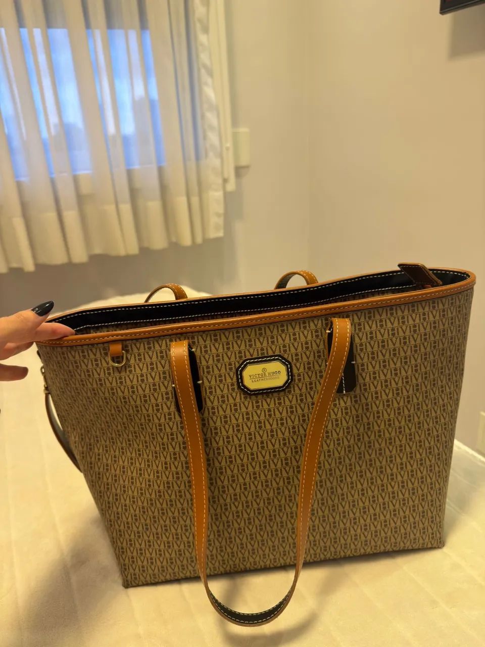 Bolsa Victor Hugo impecável 