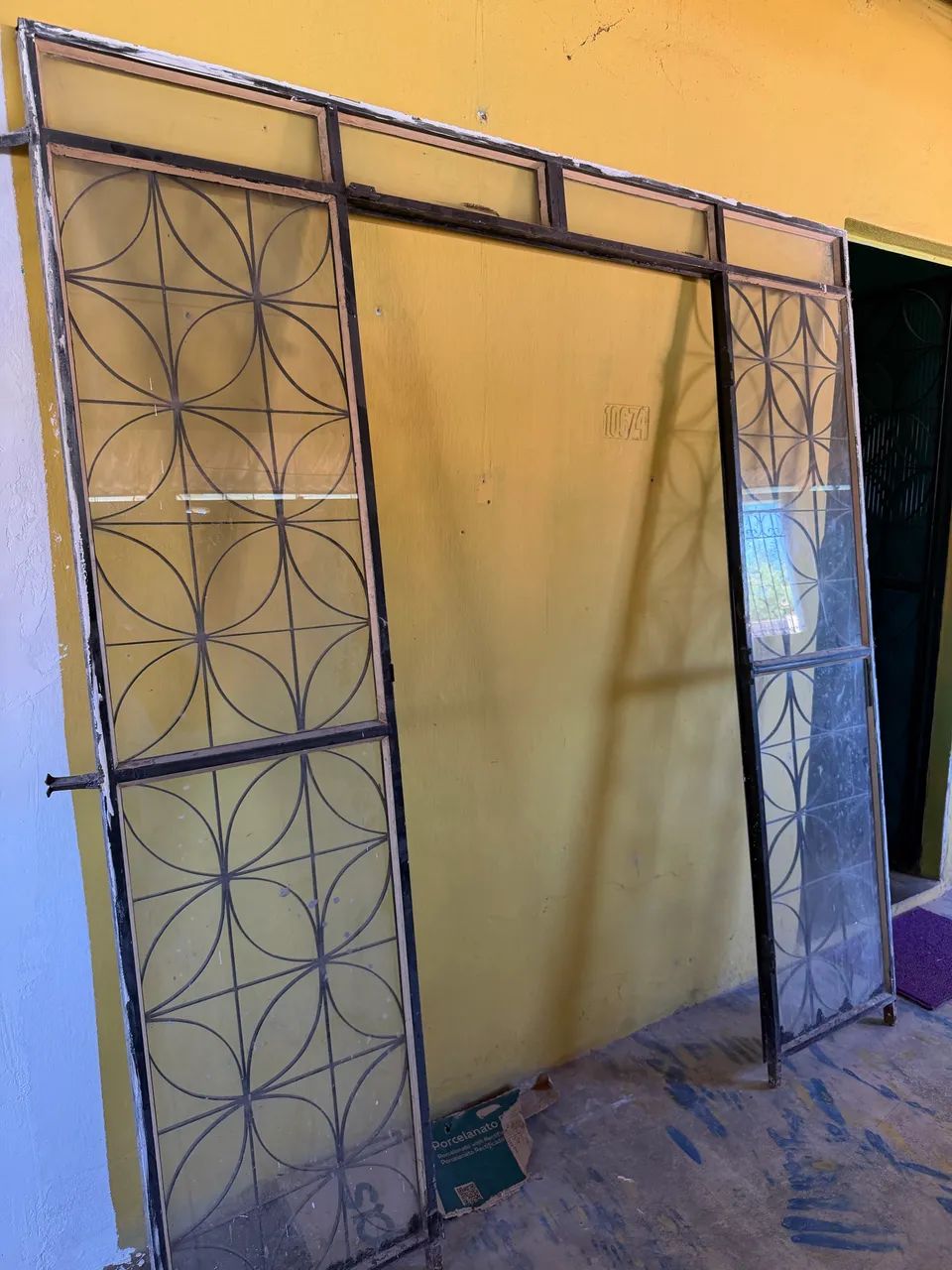 Porta de ferro com vidros transparentes 2,10mX2,00m - Foto 2