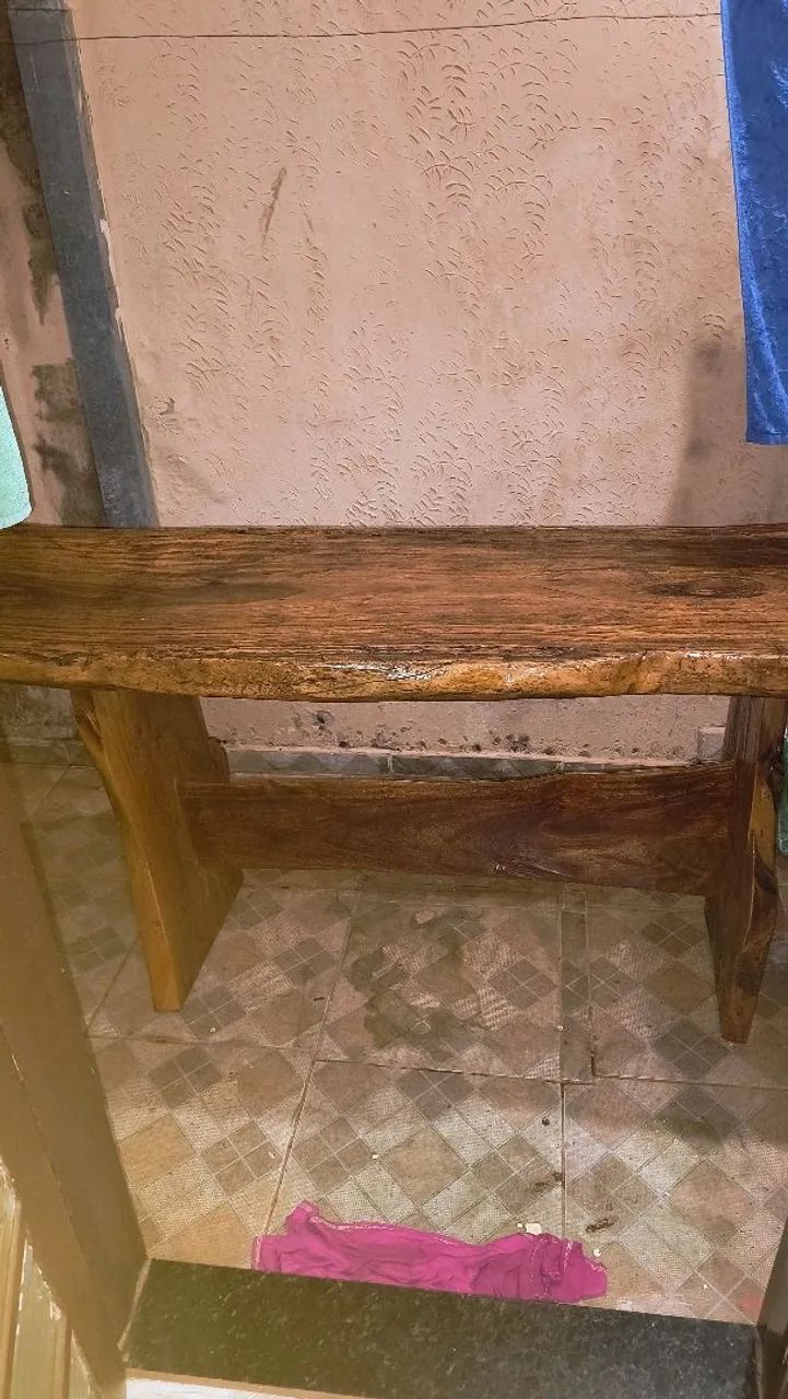 Mesa rústica de madeira 