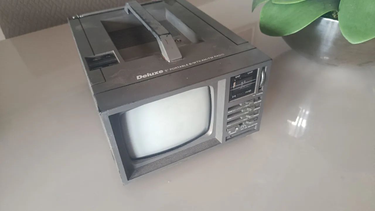 Mini tv com rádio pra decoracao - Foto 3