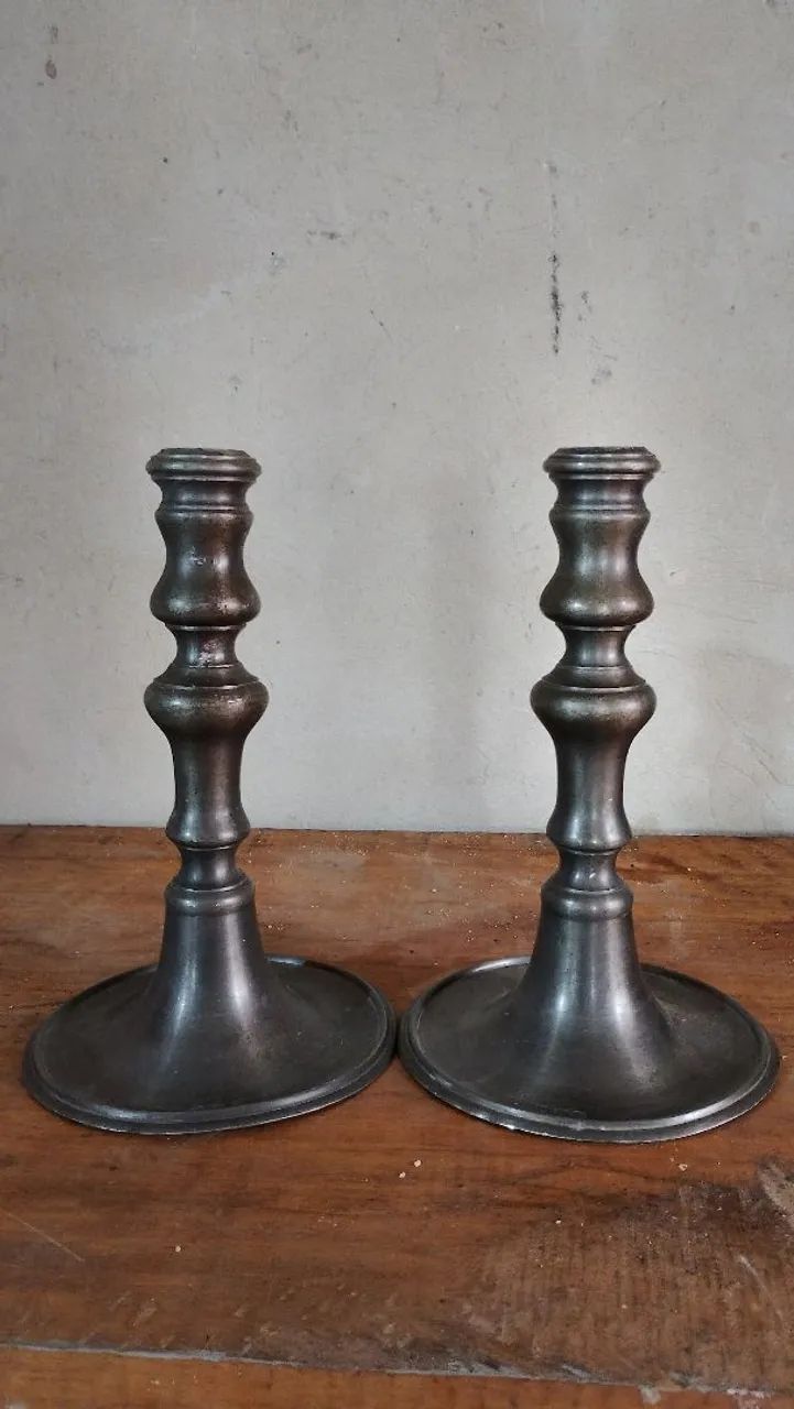 Jonh somers par de castiçais patinado 