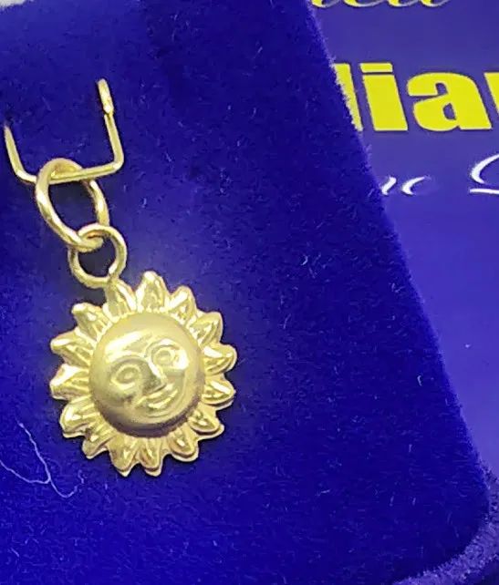 Pingente Sol Ouro 18 Kilates Peso 0.70 Gramas 12 mm uma face  