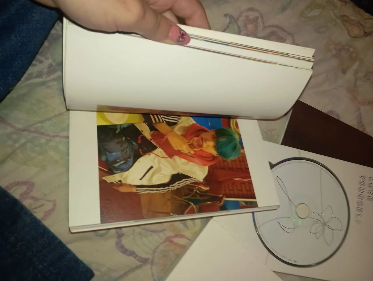 Vendo álbum do BTS antigo  - Foto 4