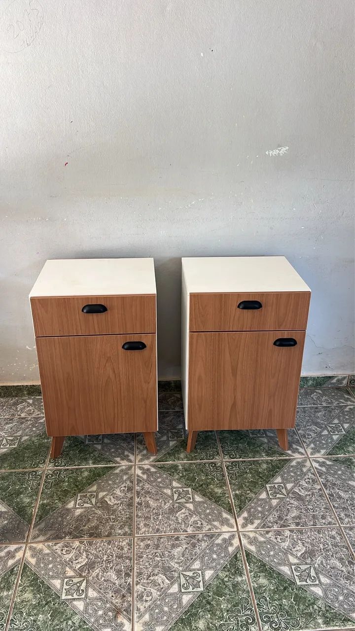 Mesa de cabeceira / criado mudo 
