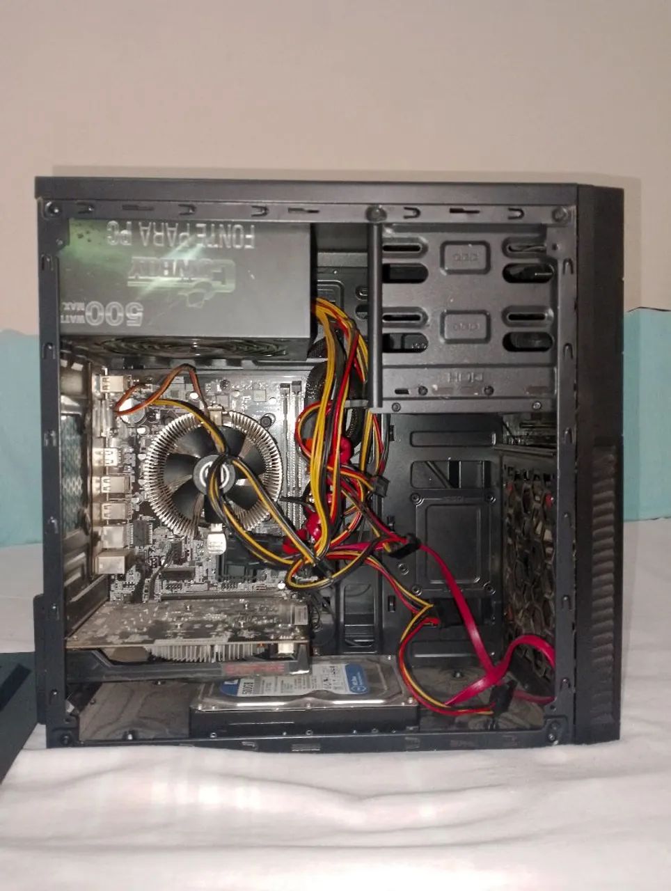 Computador com cabo de força 
