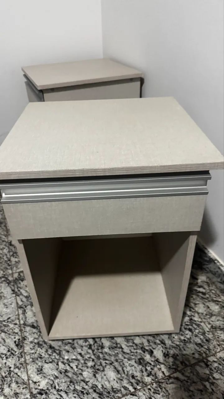 Mesa de cabeceira acabamento Linho