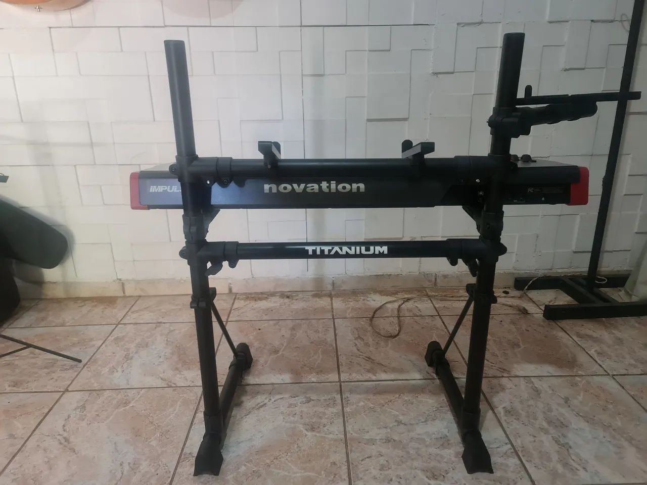 Novation impulse 61 com rack titanium top  - Foto 4