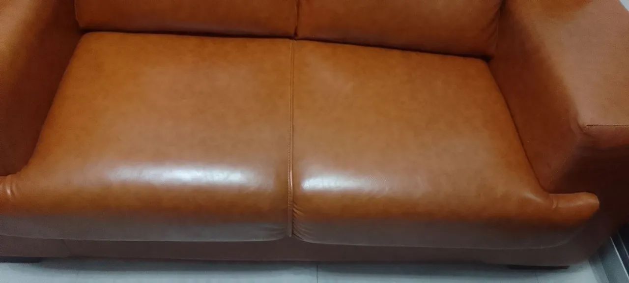 Vendo sofá,em corino marrom,02 lugares,comprado há 01 ano ,assento firme e sem uso . - Foto 2