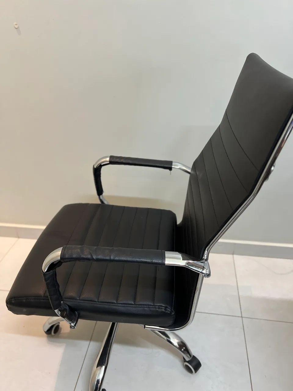 Cadeira De Escritório Presidente Ergonômica Base Cromada Giratória - Foto 4
