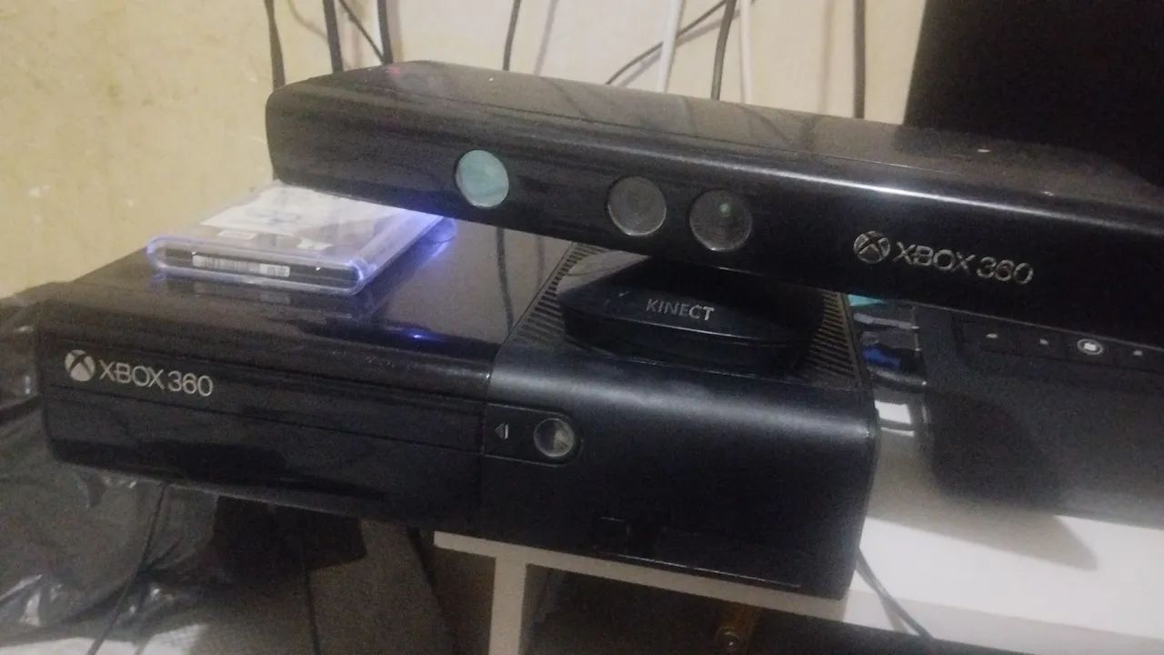 Xbox 360 Super Slim Desbloqueado + Kinect + 3 Controles - Foto 2