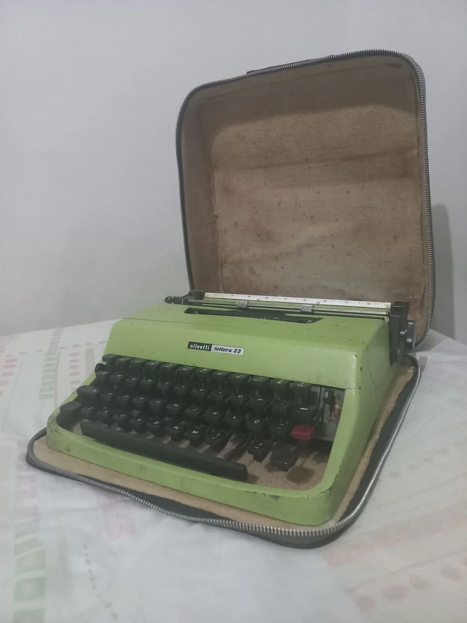 Máquina de escrever Olivetti Lettera 3264985871465603123