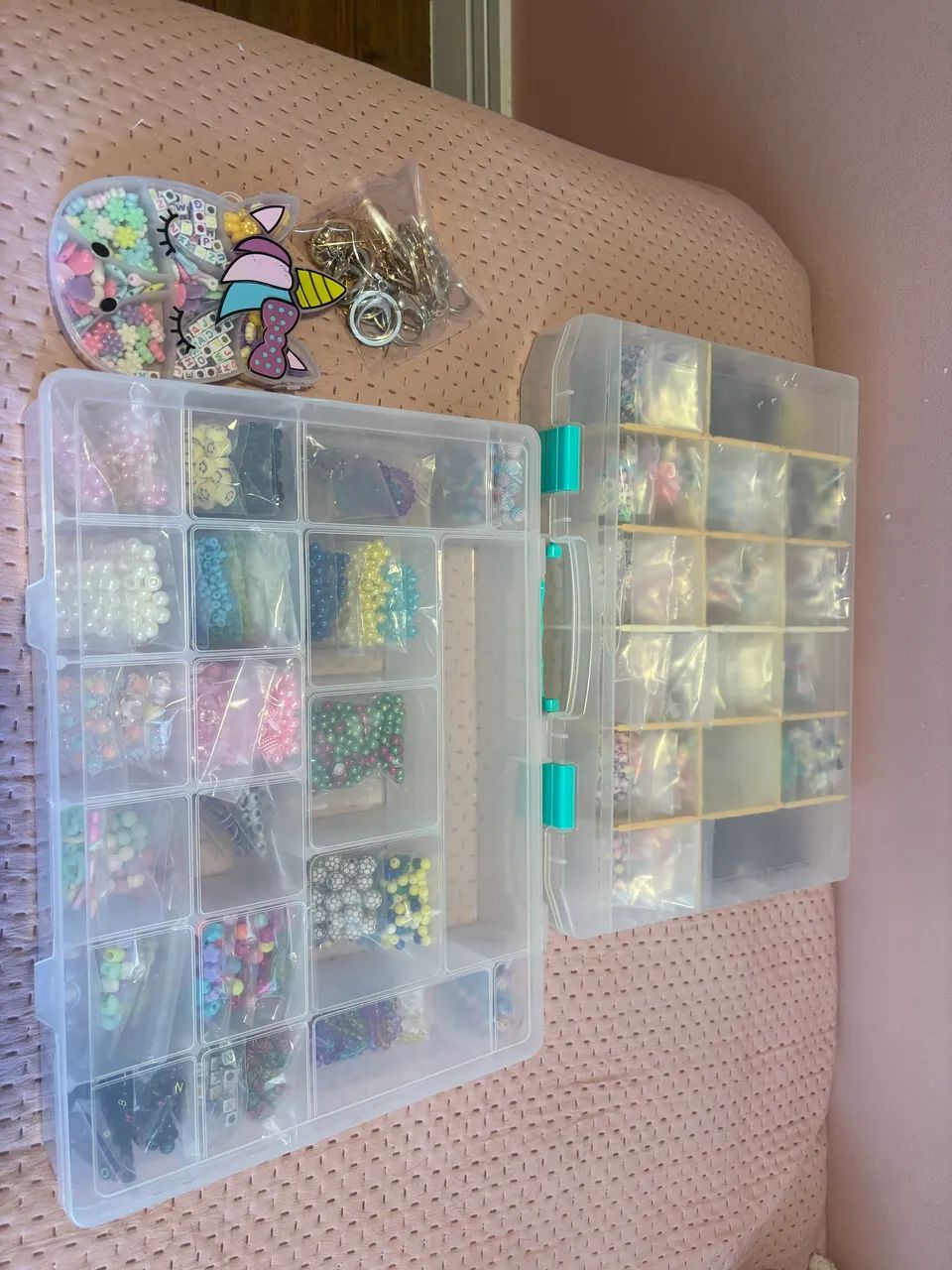 Caixas com miçangas variadas pra fazer bijoux - Foto 2