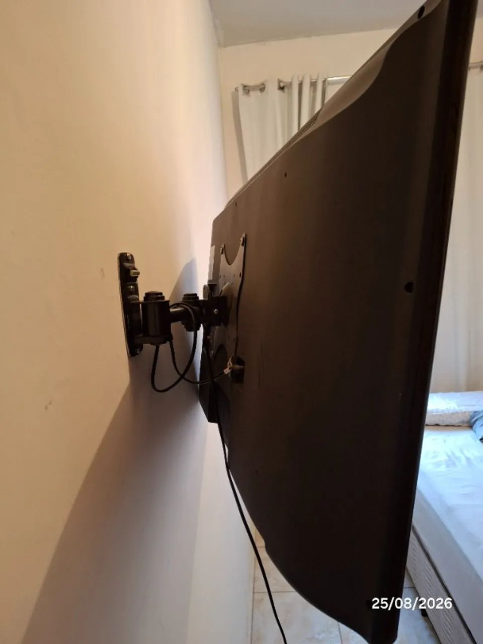 Smart TV de 40 polegadas, resolução Full HD, recursos 3D e funções de espelhamento de tela