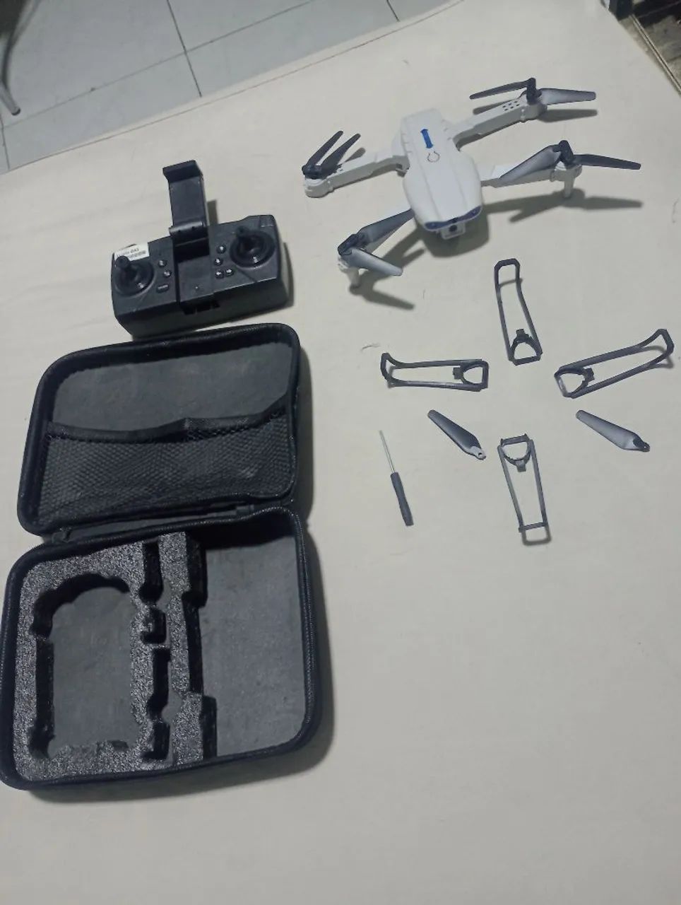 um drone mini  na queize controle  tem câmera 2 bateria  e alguns acessório e  uma chave   - Foto 3