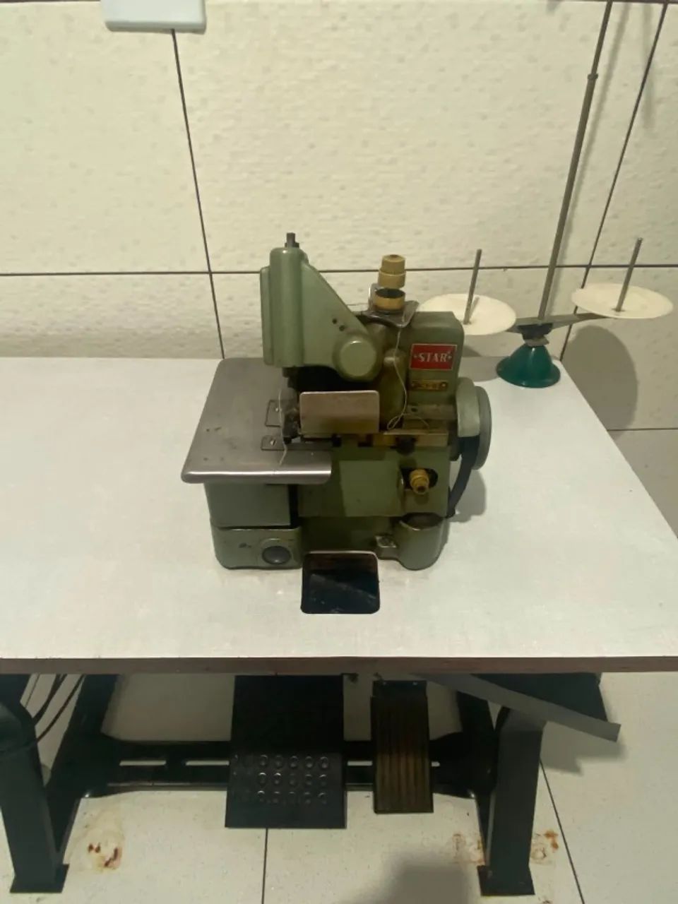 Maquina de costura chinesinha com mesa - Foto 2