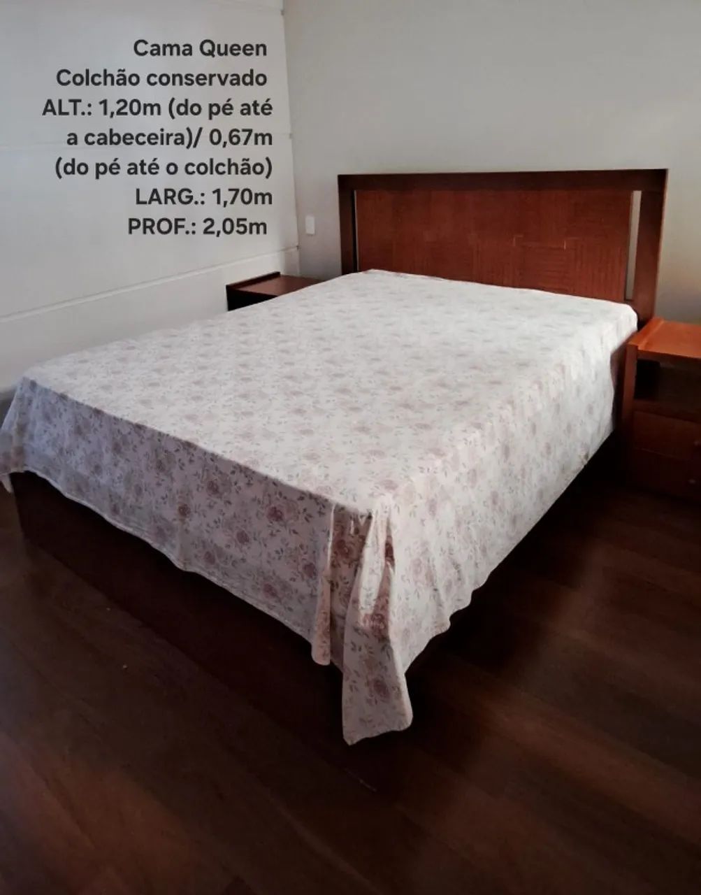 Cama queen com colchão e mesa de cabeceira