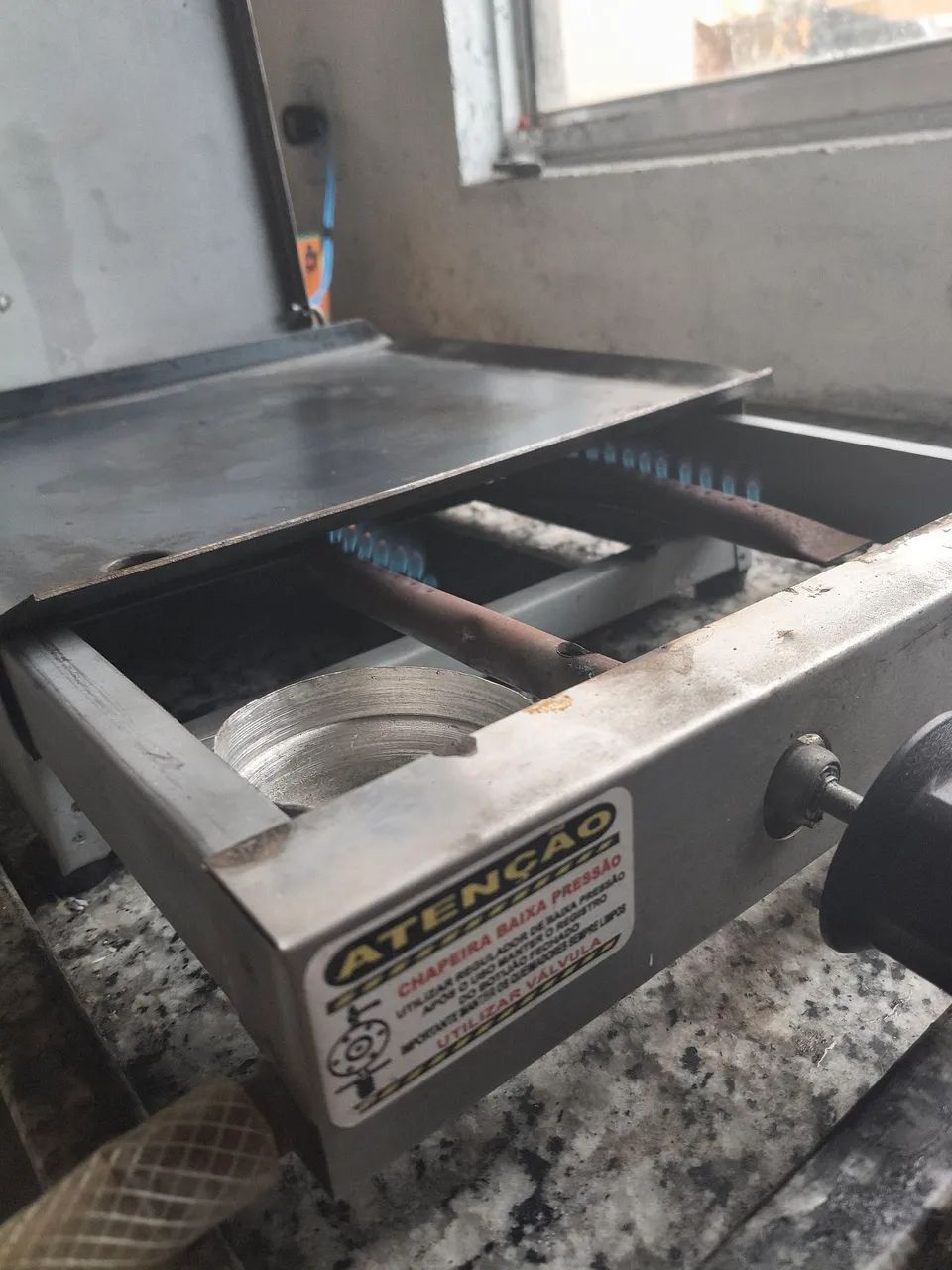 Chapa com prensa para lanche 