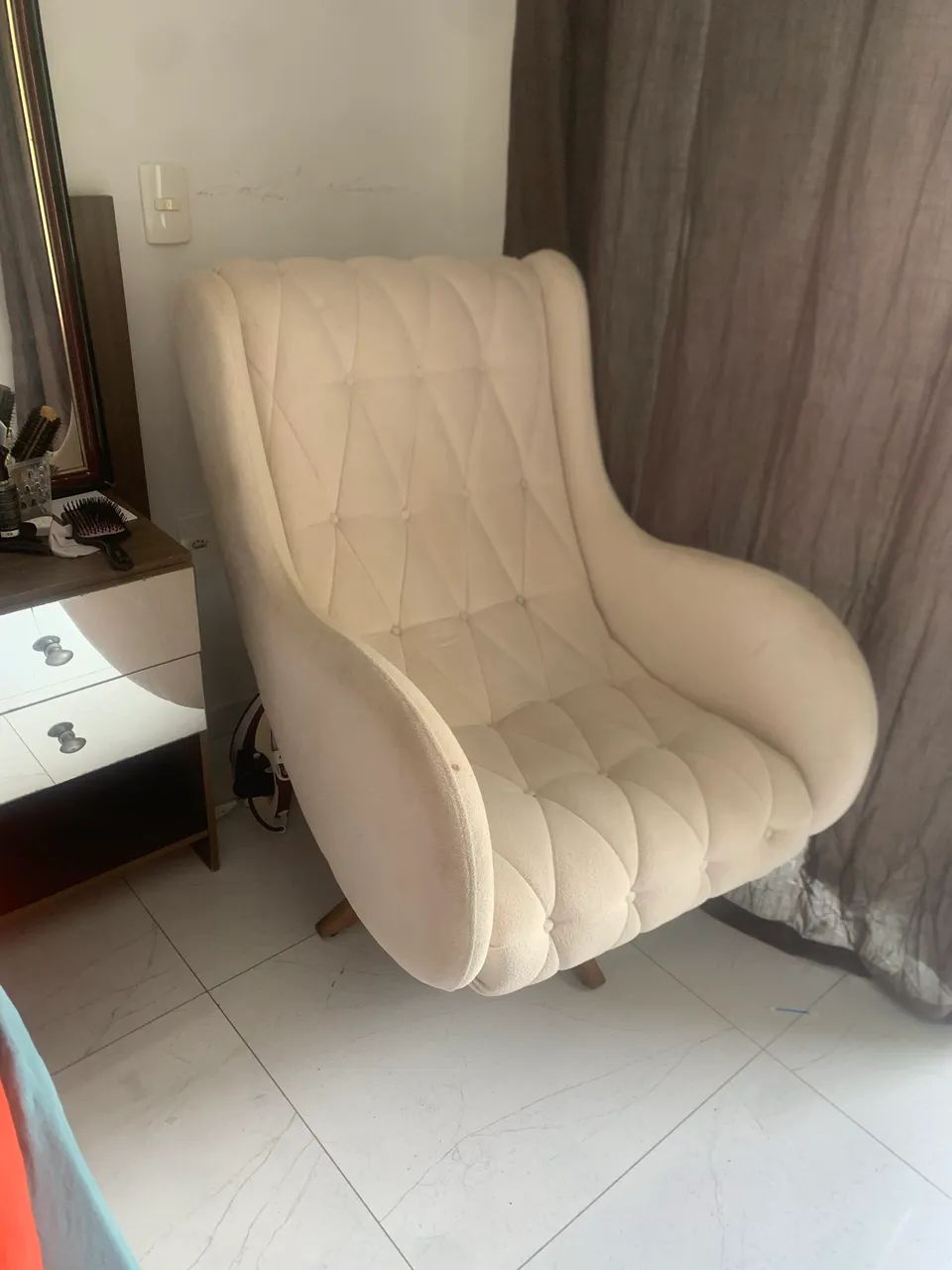 Poltrona grande com pés em madeira