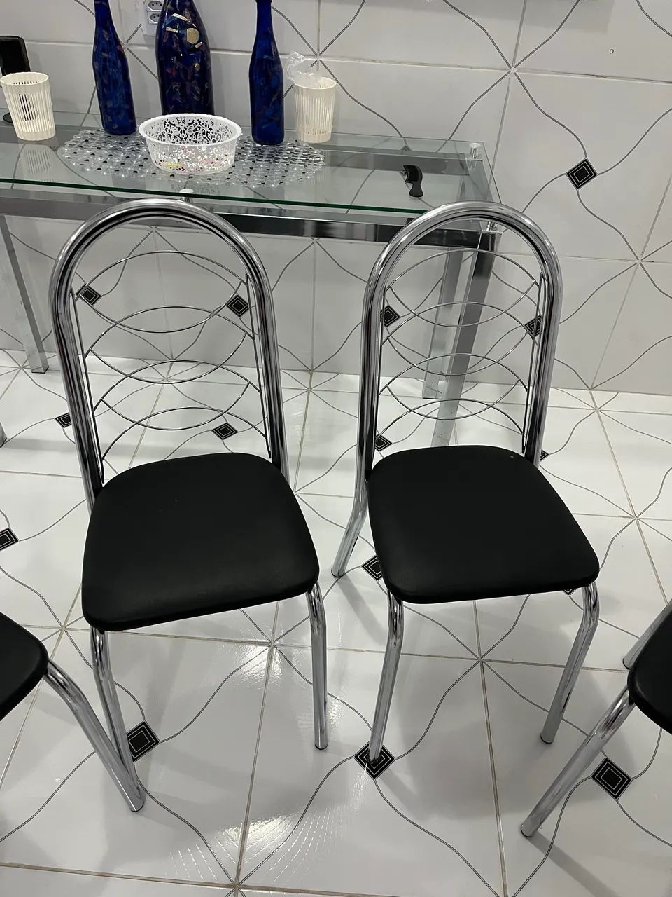 Kit 4 cadeiras cromadas com assento em courino preto - Foto 3