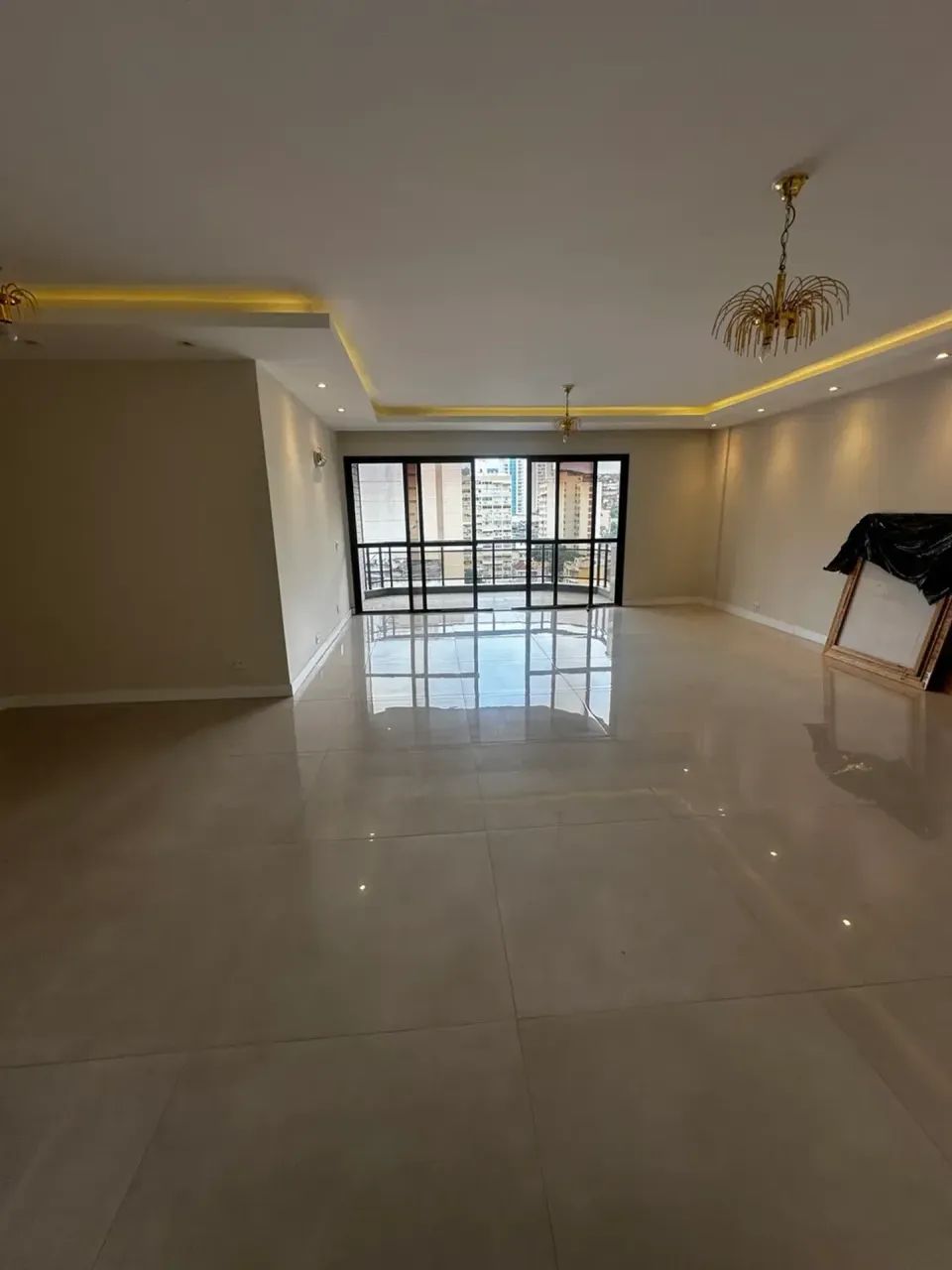 Apartamento de 4 quartos, sendo 2 suítes e 2 vagas de garagem.