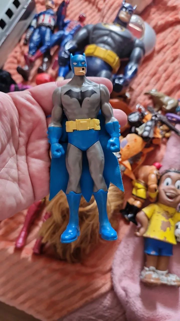 Bonecos gargula, batman e estrela