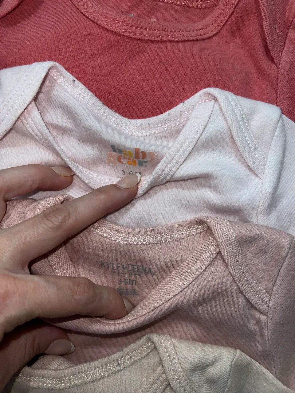 Lote 14 Roupas de  bebê  bodie body marcas  americanas   - Foto 3