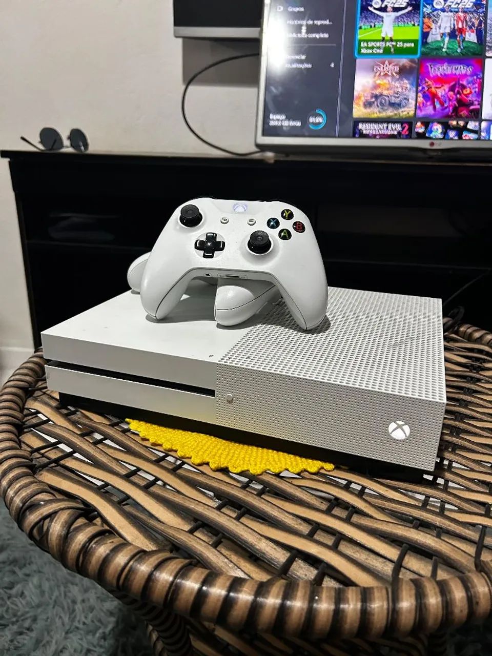Vendo Xbox one com 2 controles em perfeito estado  - Foto 3