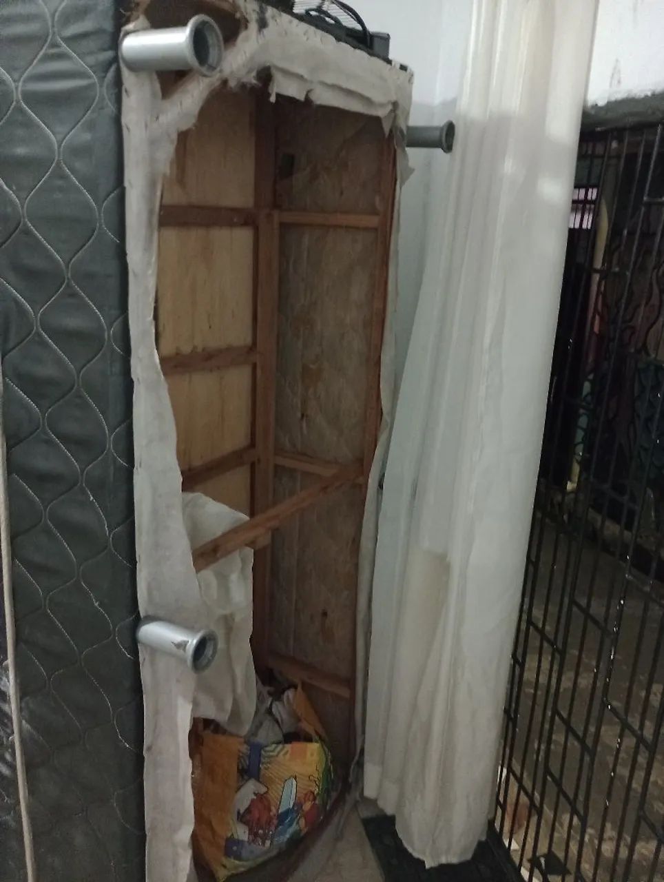 Vendo está cama box de solteiro em excelente estado.