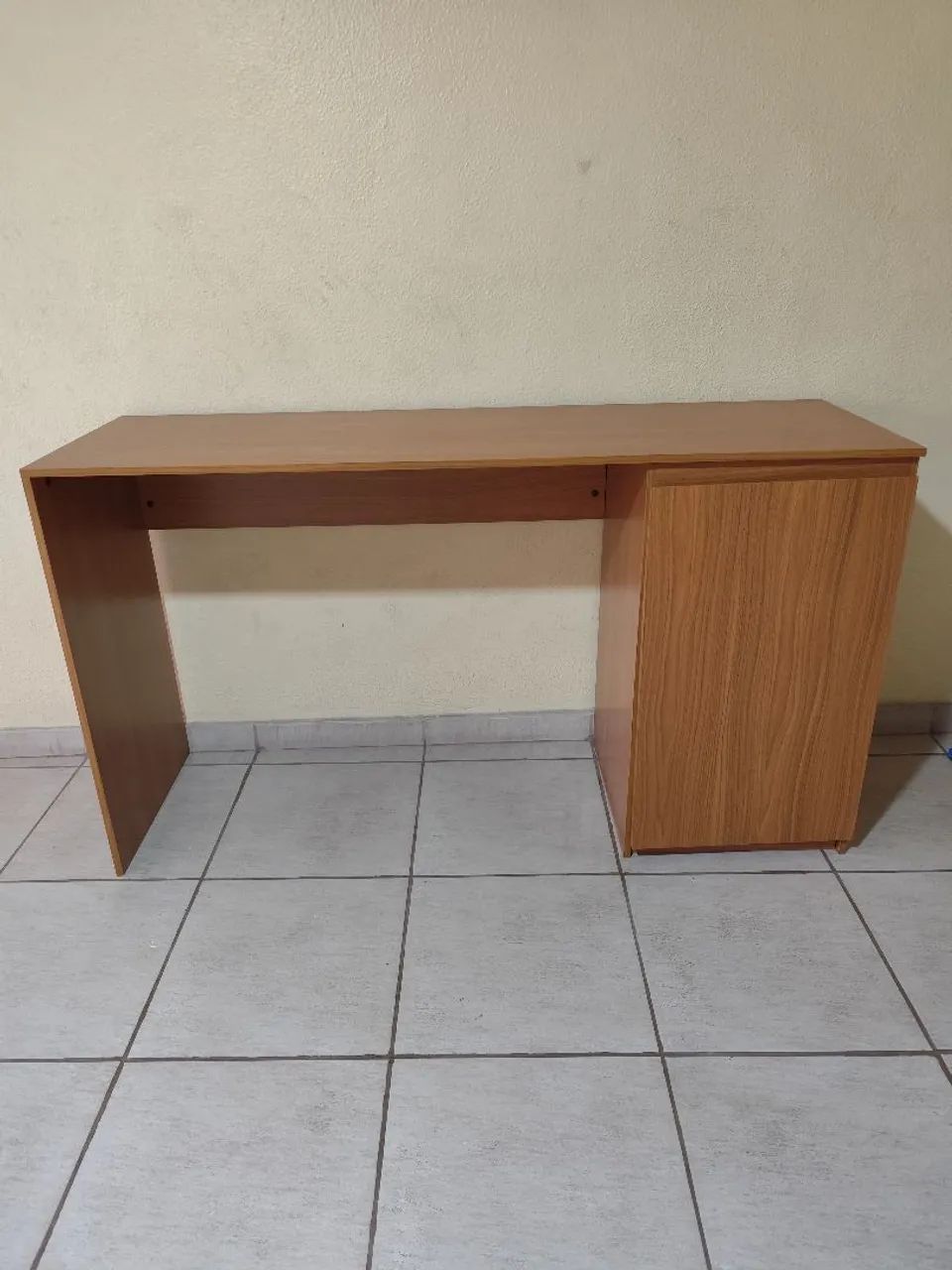 Mesa de madeira com gaveteiro 