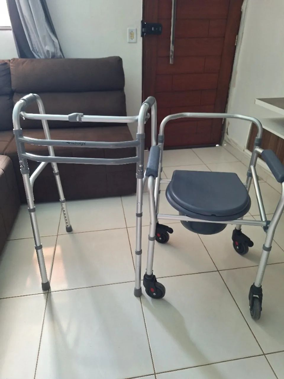 Cadeira de banho e o andador semi-novos