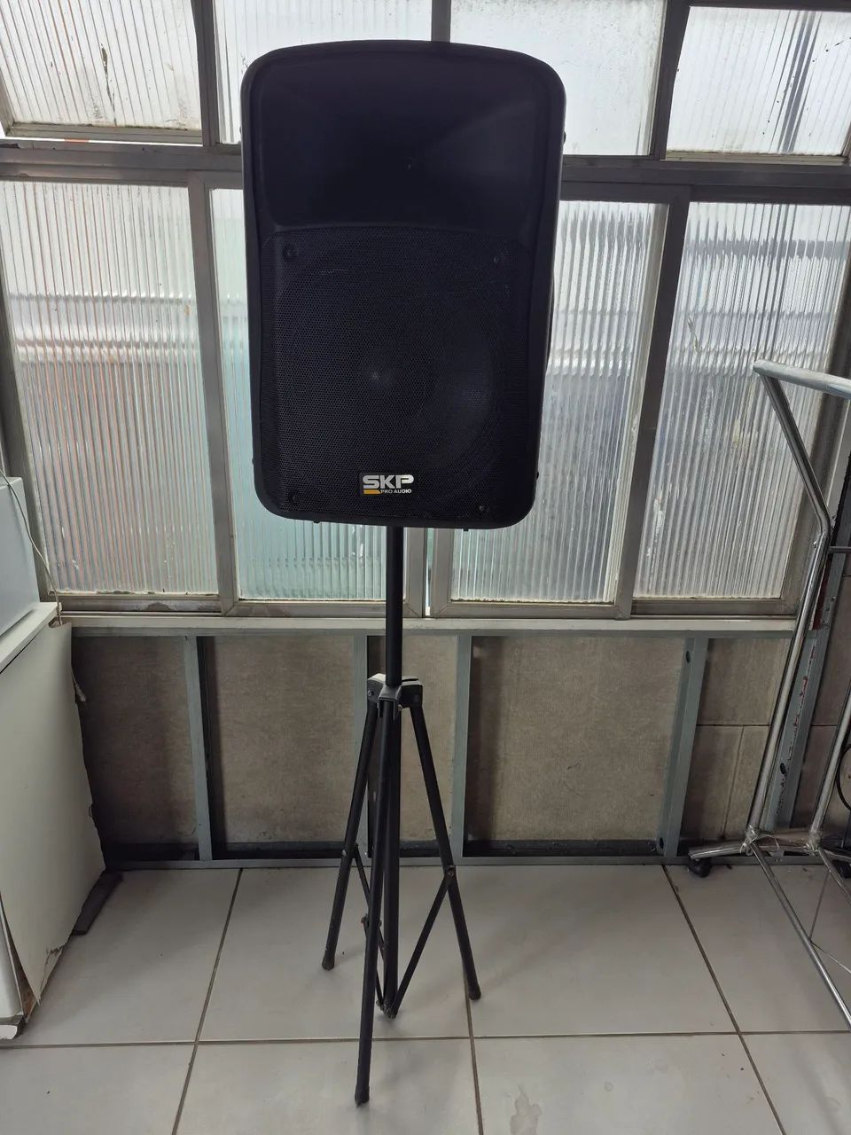 CAIXA DE SOM ATIVA SKP PRO AUDIO SK-4P (15 POLEGADAS / 250W RMS) + PEDESTAL TRIPÉ