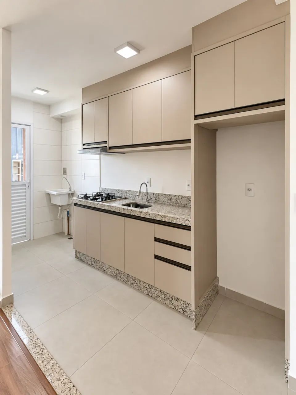 Apartamento 2 Quartos, Planejado nos Quartos e Cozinha, com Sacada e Churrasqueira | Zona  - Foto 2