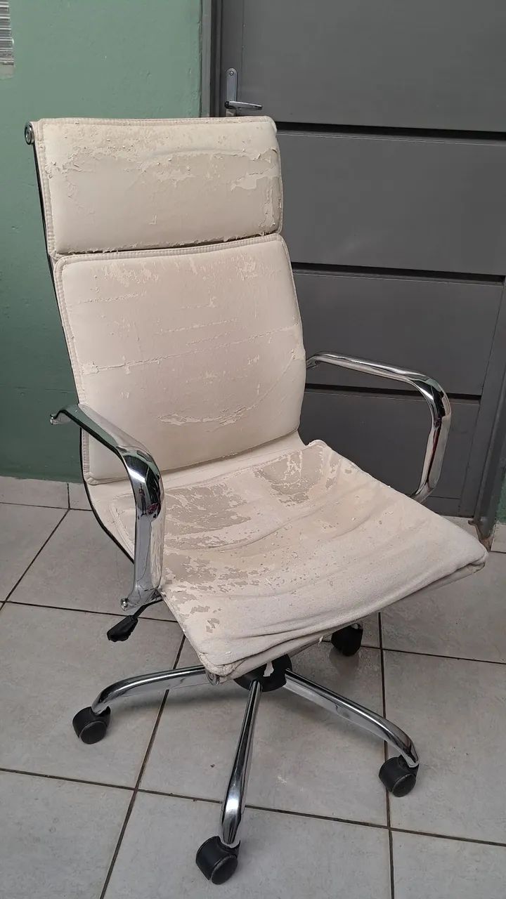 Semi-new swivel office chair with lock