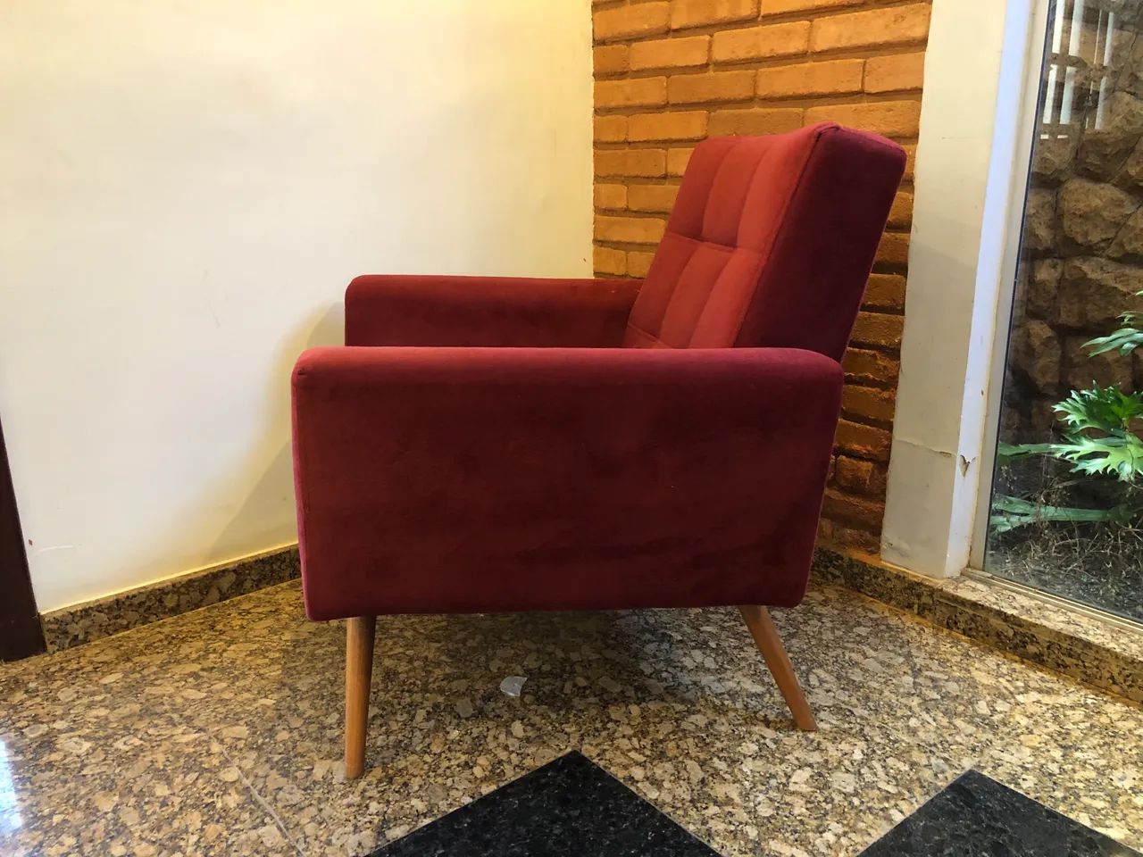 Poltrona Capitonê em Suede Vinho ? Estilo Mid-Century - Foto 2