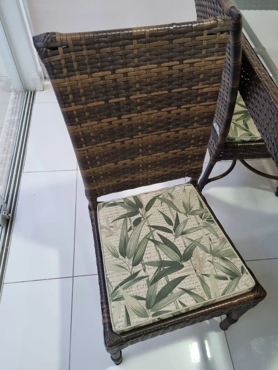 Mesa de jantar de vidro e fibra, com 6 cadeiras e 3 cadeiras altas - Foto 2