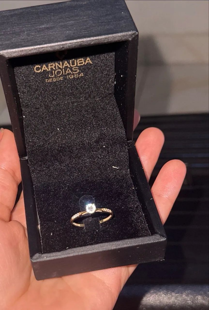 Vende-se Anel solitário em ouro 18k