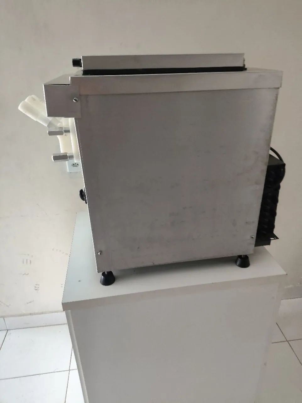 MAQUINA DE SORVETE SOFT/EXPRESSO SUPER CONSERVADA E POUCO USO  - Foto 4