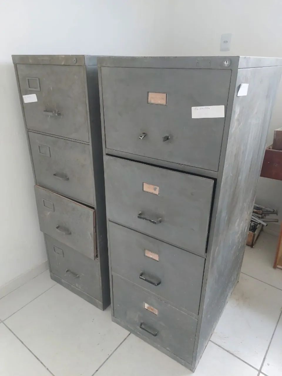 Armário de aço com 4 gavetas