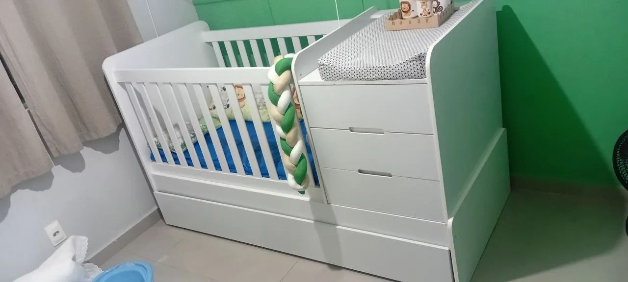 Berço com cama colchão e gavetas.