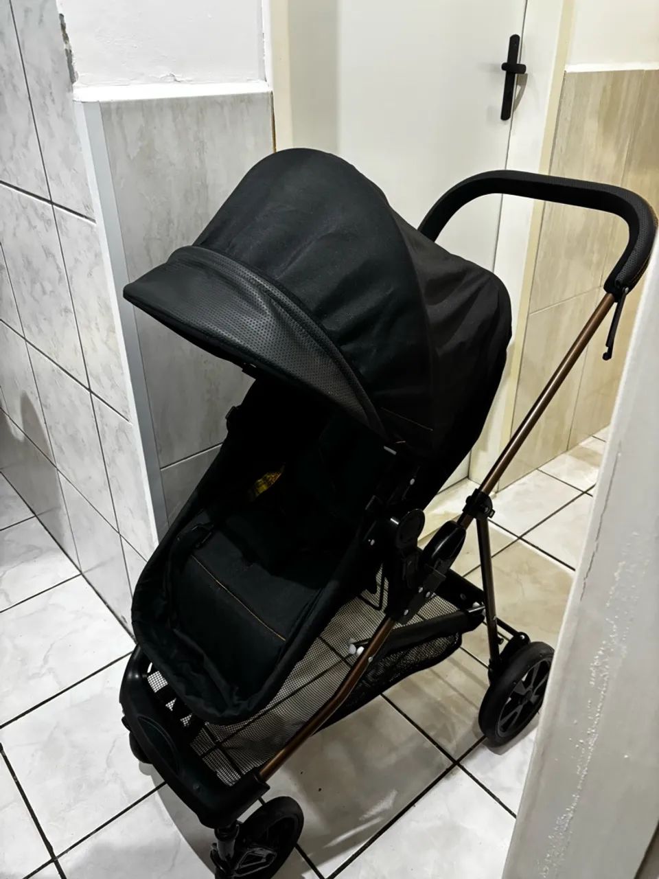 Carrinho Moisés com bebê  sem marca de uso com base para carro - Foto 4