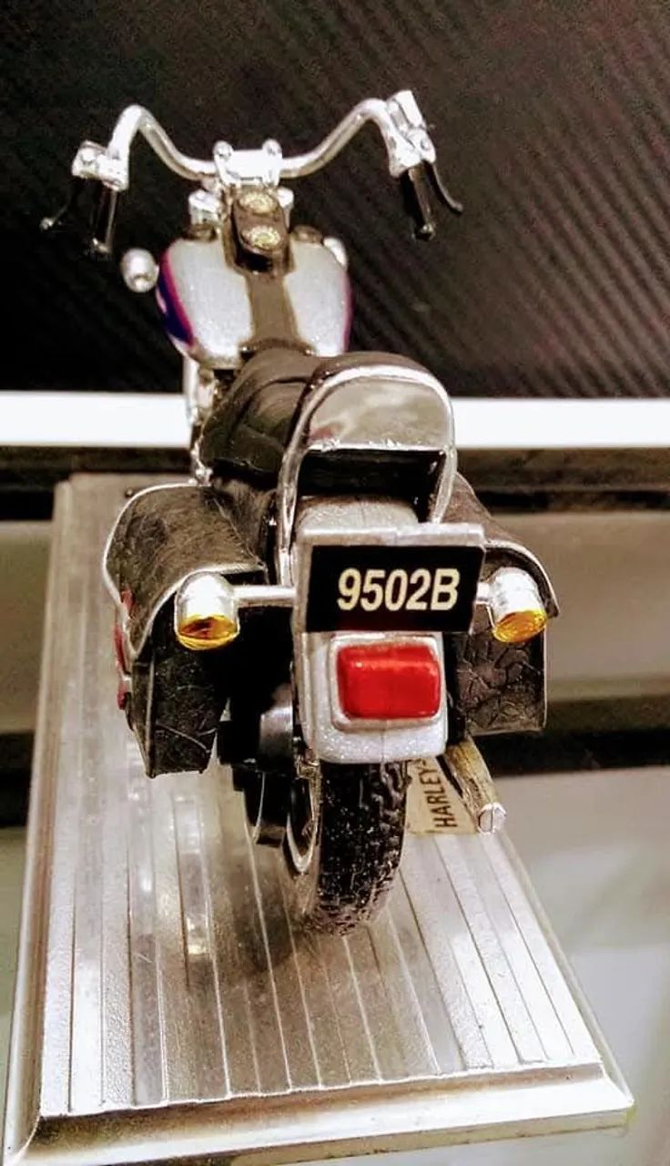 Miniatura Harley Davidson Dyna escala 1:10 - Foto 2